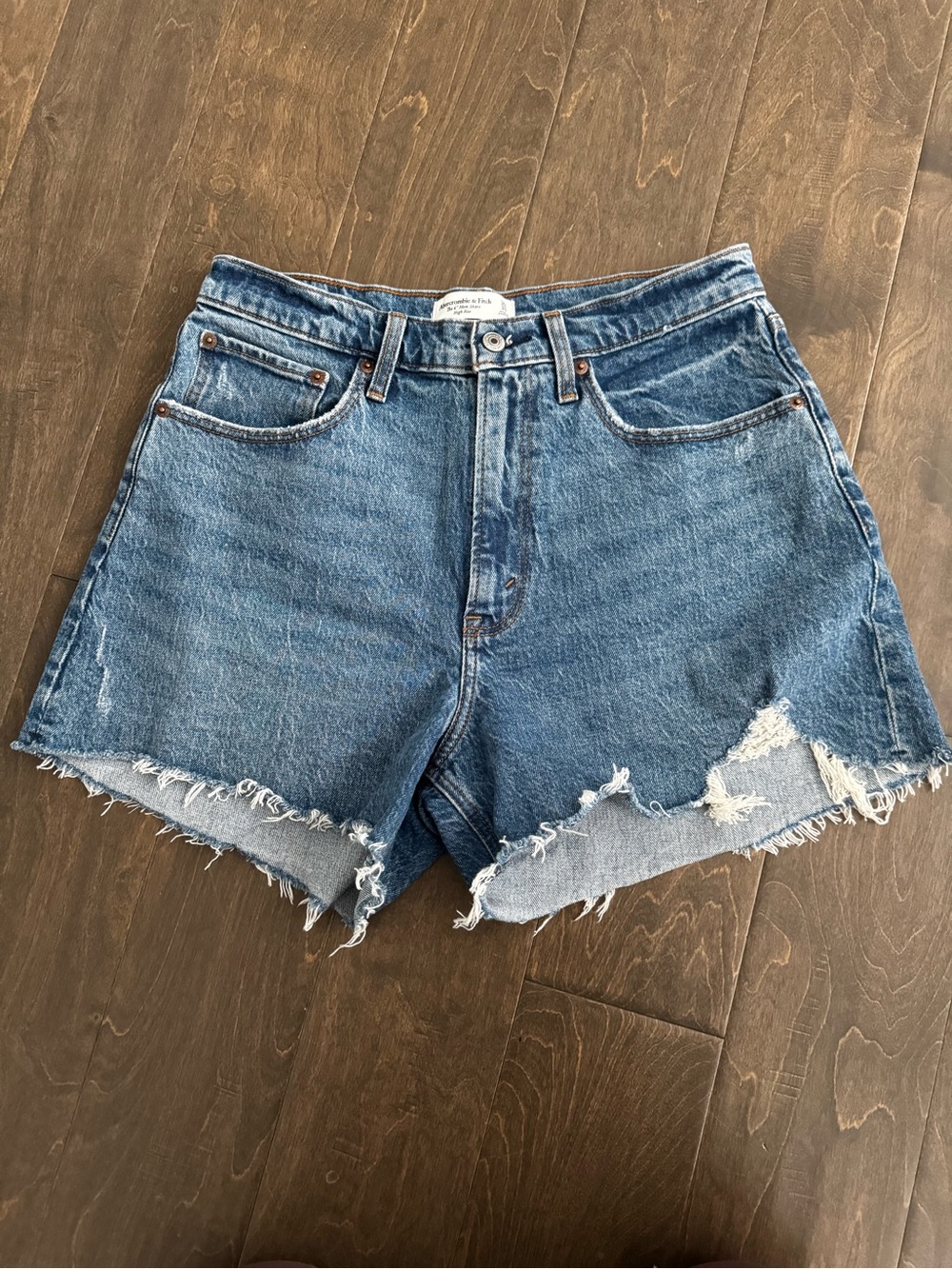 Abercrombie 4” Mom Short- Distressed Denim- Curve Love size 30